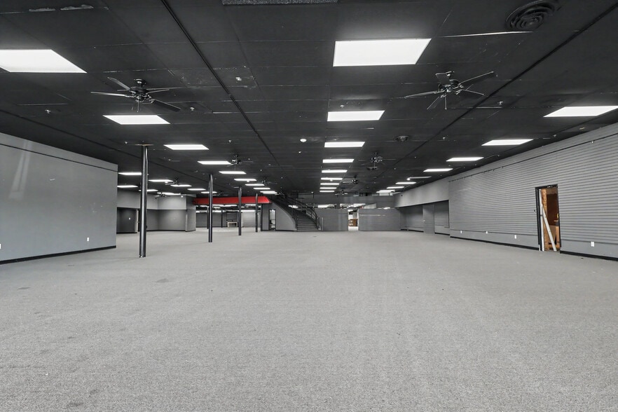 More Photos Of 312 E Main St, Grand Prairie Showroom For Lease