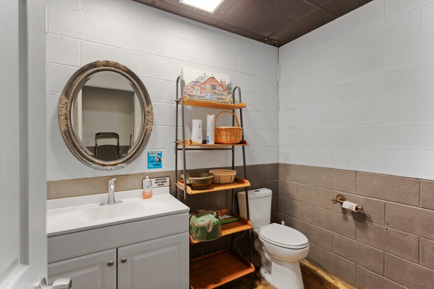 More Photos Of 400 W Main St, Walhalla General Retail For Sale