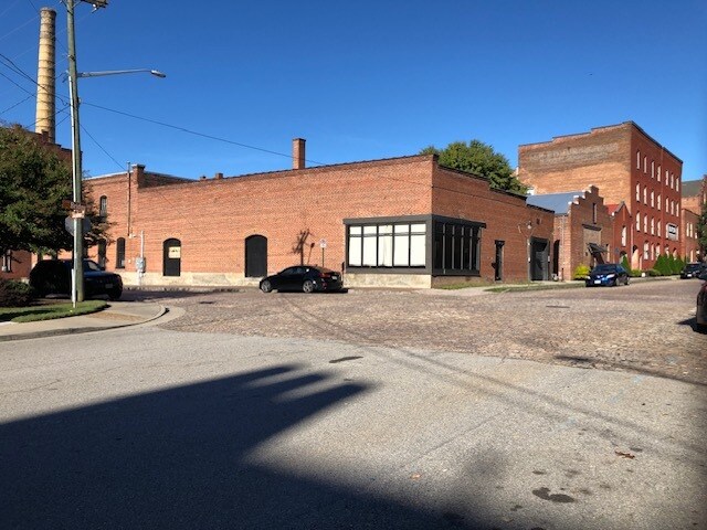 More Photos Of 534 Bridge St, Danville Showroom For Lease
