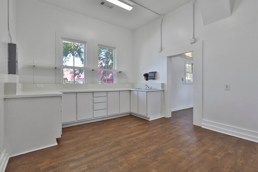 More Photos Of 8 Savannah St, Newnan Office For Lease