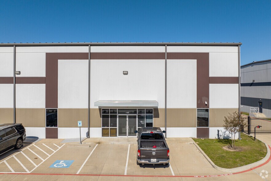 More Photos Of 1103 E Airtex Dr, Houston Distribution For Lease