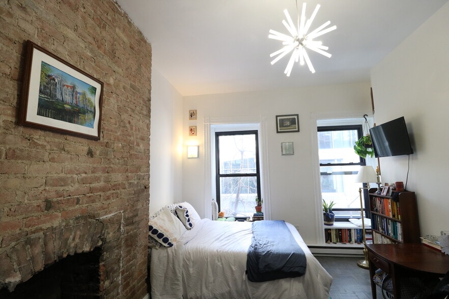 More Photos Of 102 W 29th St, New York Storefront Retail Residential For Lease