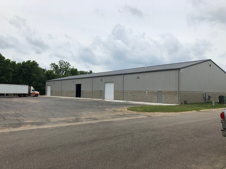More Photos Of 11220-11230 Lemen Rd, Whitmore Lake Warehouse For Lease