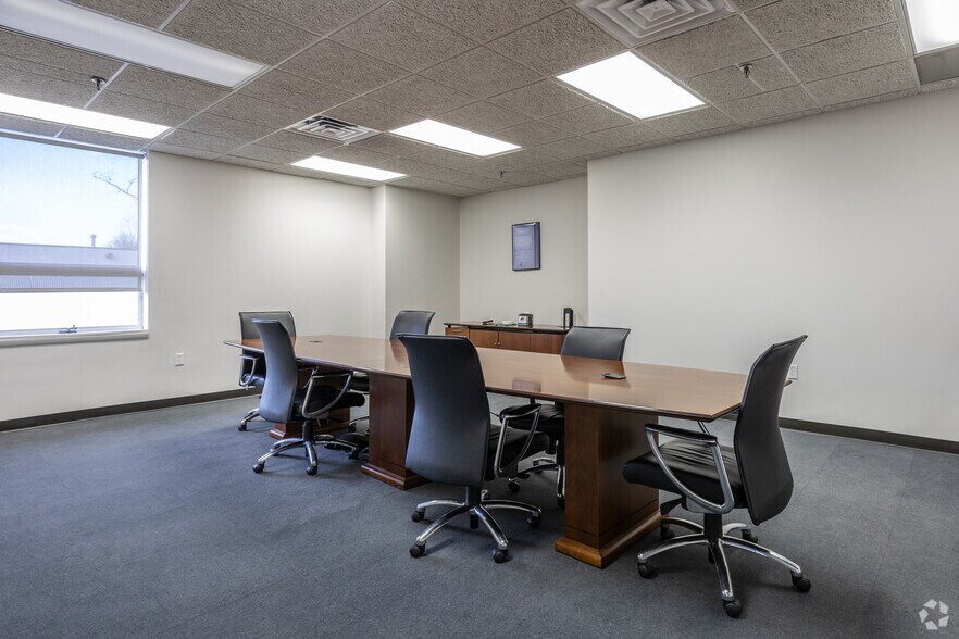 More Photos Of 550 Commerce St, Franklin Lakes Warehouse For Lease