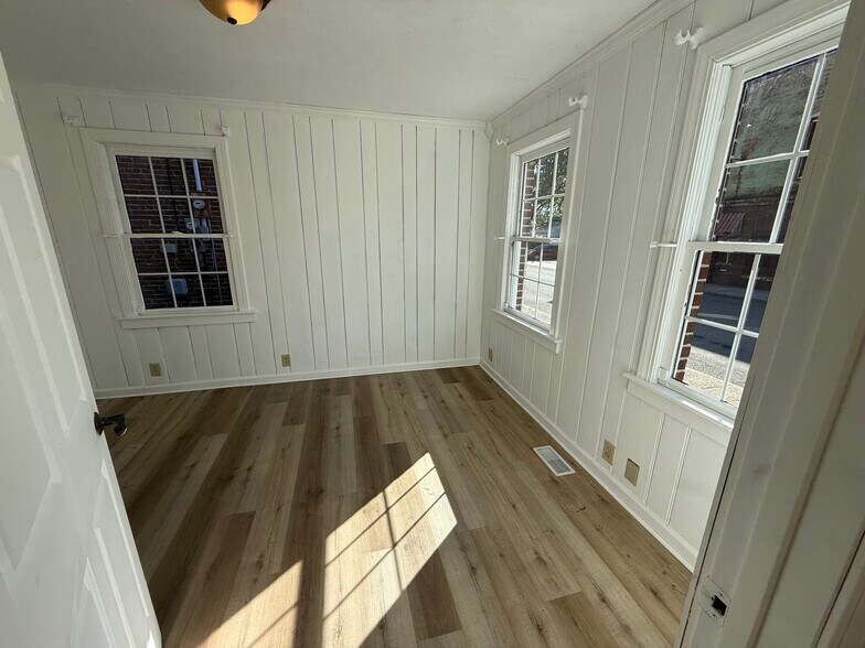 More Photos Of 458 Locust St, Middletown Office For Lease