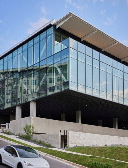 More Photos Of 809 E 8th St, Austin Office For Lease