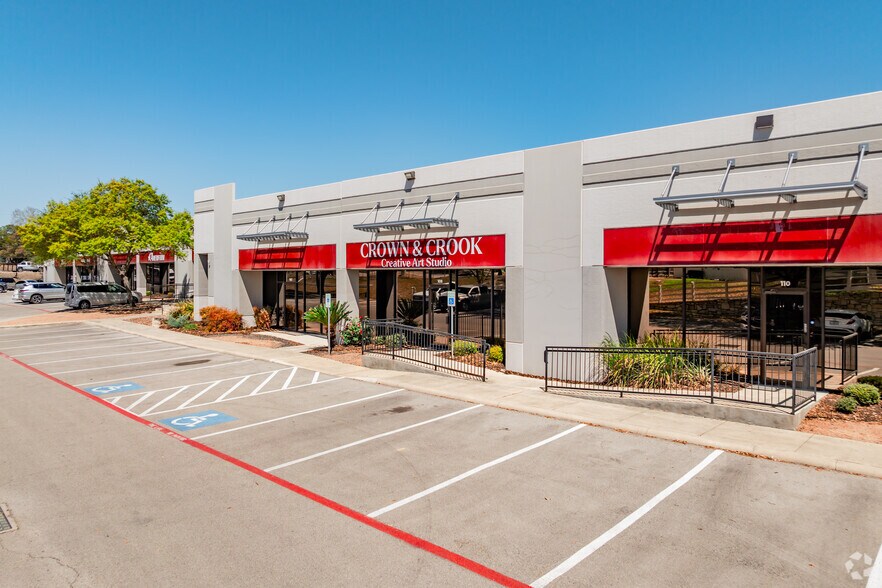 More Photos Of 8666 Huebner Rd, San Antonio Light Manufacturing For Lease