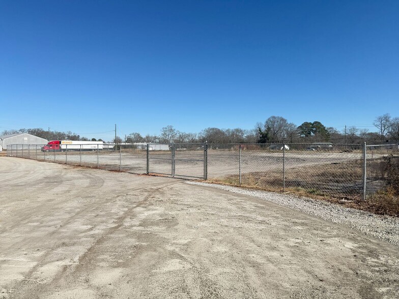 More Photos Of 878 E Broadway St, Griffin Industrial For Lease