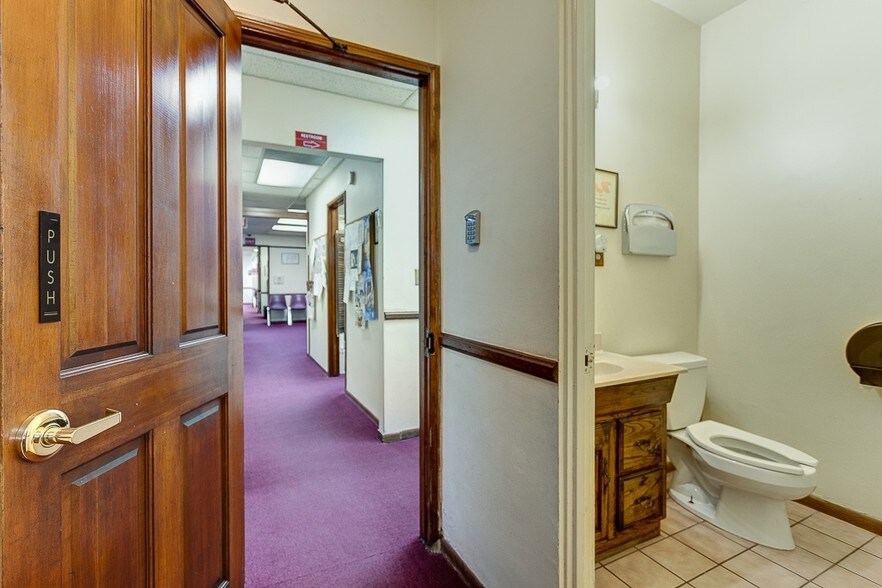 More Photos Of 8512 Whitworth Dr, Los Angeles Loft Creative Space For Sale