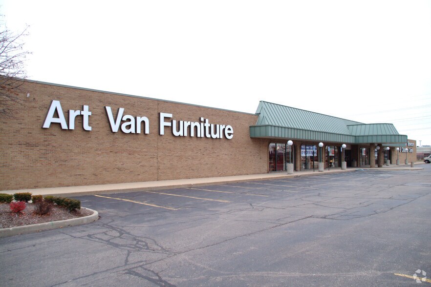 More Photos Of 4095 E Court St, Burton Freestanding For Lease