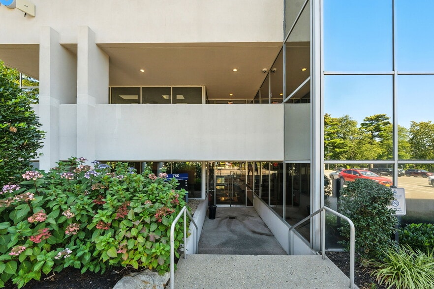 More Photos Of 700 Veterans Memorial Hwy, Hauppauge Unknown For Lease