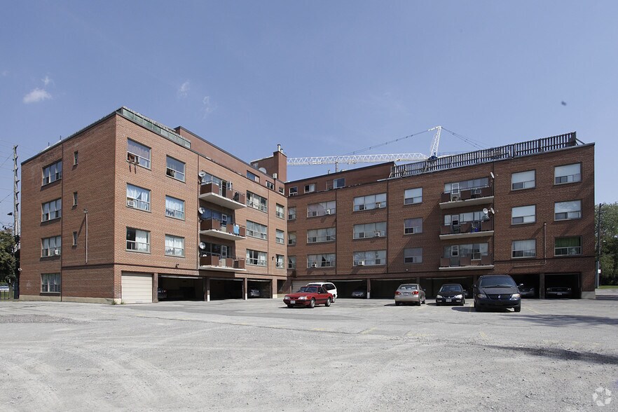 Primary Photo Of 391 Major Mackenzie Dr E, Richmond Hill Apartments For Sale