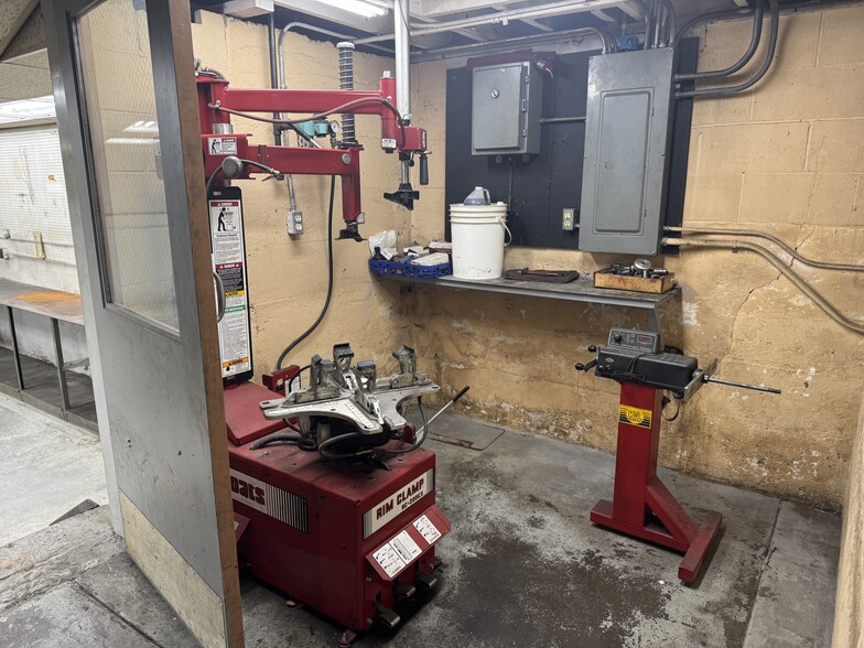 More Photos Of 3002 Dixie Hwy, Louisville General Retail For Sale