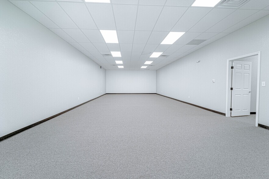 More Photos Of 12213 University Ave, Lubbock Showroom For Lease