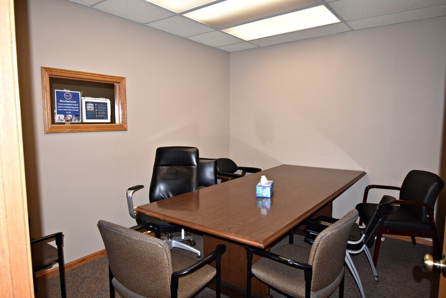 More Photos Of 14 E Charles St, Oelwein Office For Sale