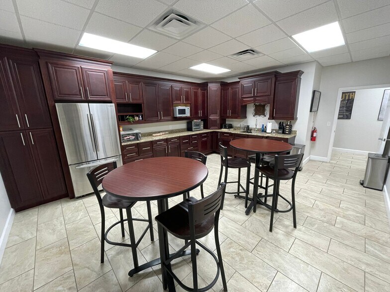 More Photos Of 3306 Waterfield Rd, Lakeland Warehouse For Lease