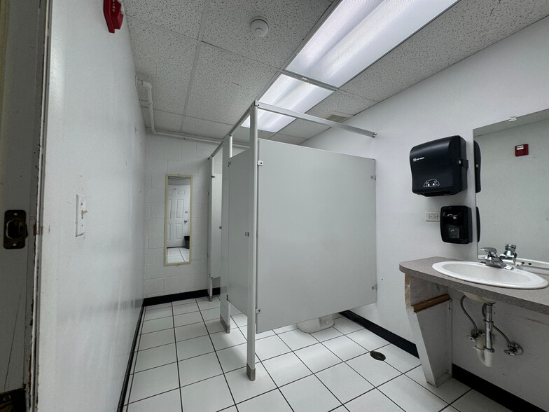 More Photos Of 742 W Greenwood Ave, Waukegan Office For Sale
