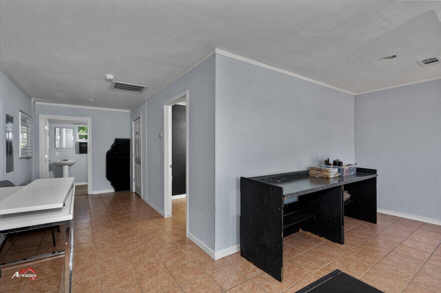 More Photos Of 2004-2006 Jacksonville Dr, Henderson Freestanding For Sale