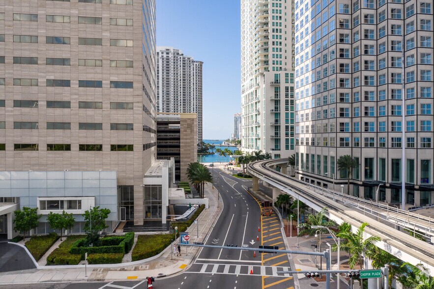 More Photos Of 200 S Biscayne Blvd, Miami Office For Lease