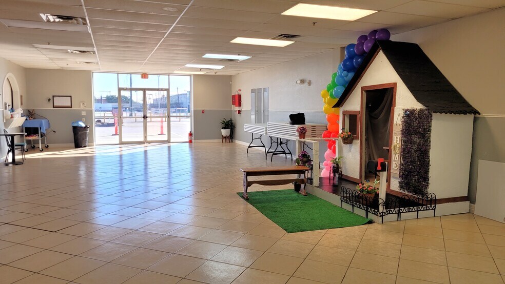 More Photos Of 8988 Glenmont Dr, Houston Light Distribution For Lease