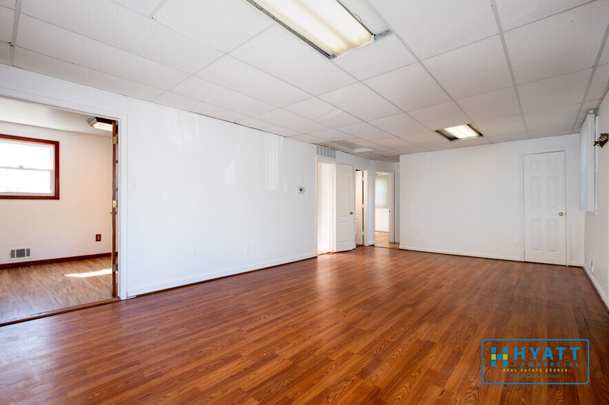 More Photos Of 7703 Poplar Hill Ln, Clinton Office Residential For Sale