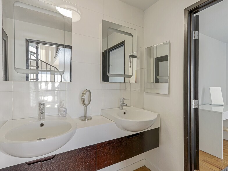 More Photos Of 14 Ozone Ave, Venice Apartments For Sale