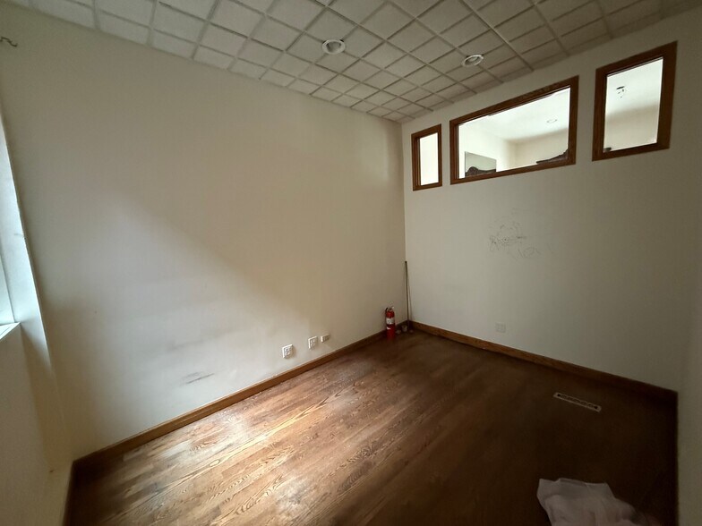 More Photos Of 16 W Ontario St, Chicago Storefront Retail Office For Lease