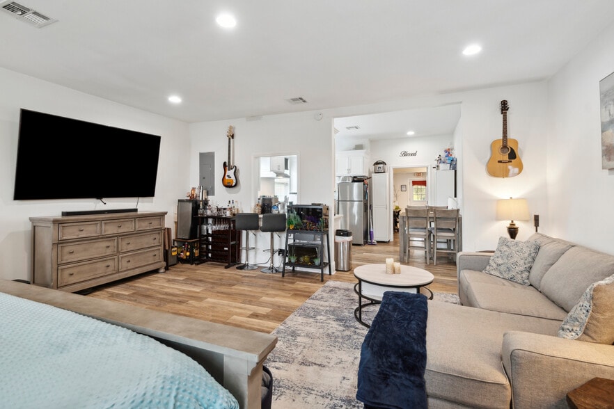 More Photos Of 8228 Oak St, New Orleans Office For Sale