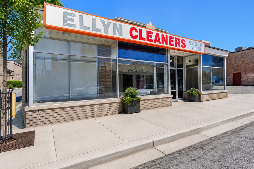 More Photos Of 485 Forest Ave, Glen Ellyn Storefront For Lease