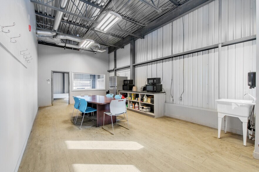 More Photos Of 14410 Rue Rolland-Desjardins, Mirabel Warehouse For Sale