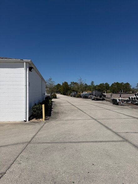 More Photos Of 4751 E Moody Blvd, Bunnell Showroom For Lease