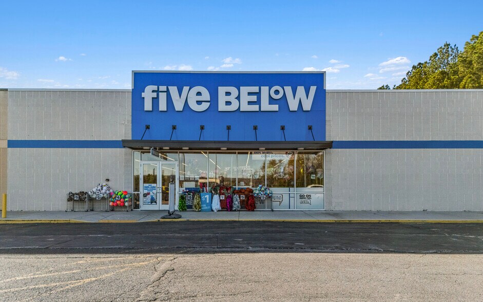 More Photos Of 207-231 Mose Dr, Sparta Storefront For Sale