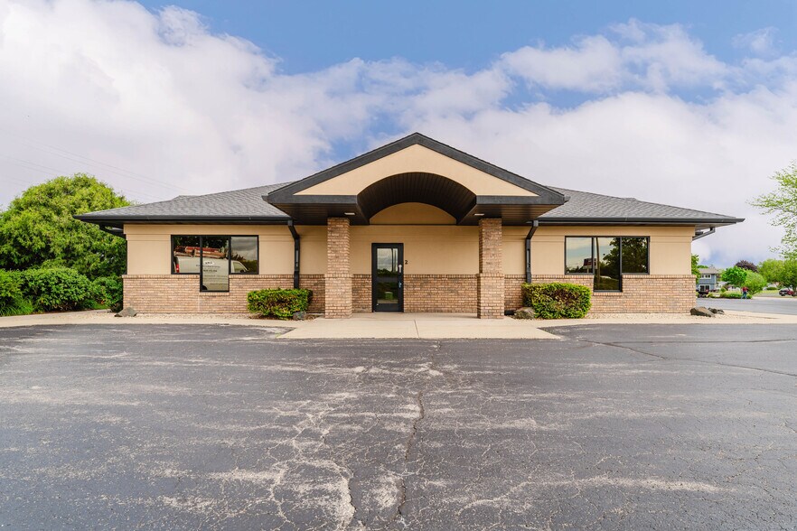 More Photos Of 1875 West Pointe Dr, Oshkosh Medical For Sale