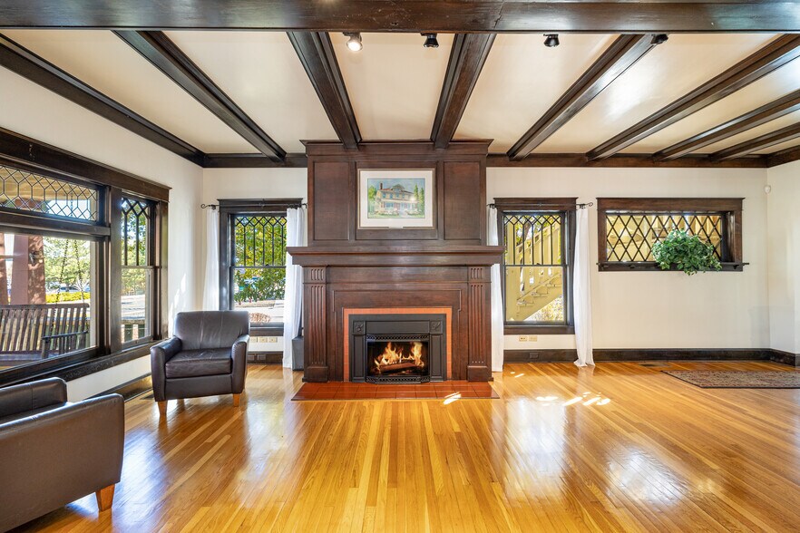 More Photos Of 717 W Riordan Rd, Flagstaff Storefront Retail Office For Sale