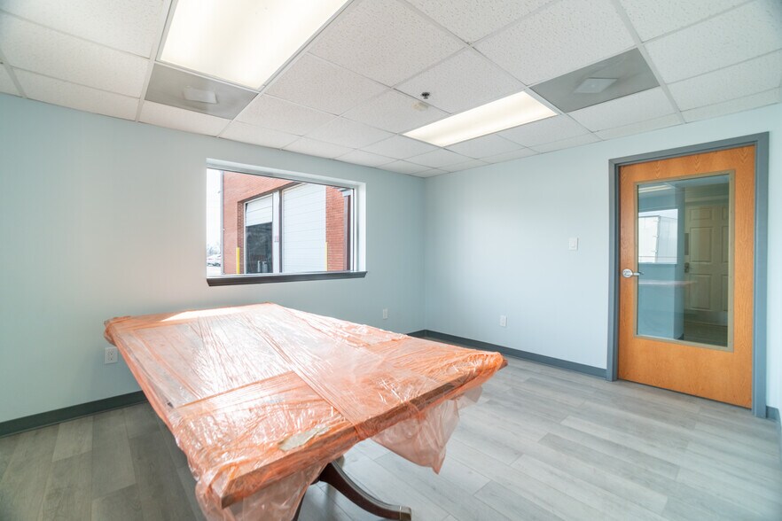 More Photos Of 125-127 Byassee Dr, Hazelwood Warehouse For Lease