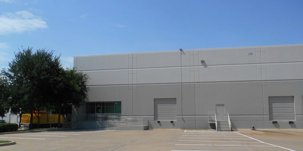 More Photos Of 1520 Luna Rd, Carrollton Warehouse For Lease