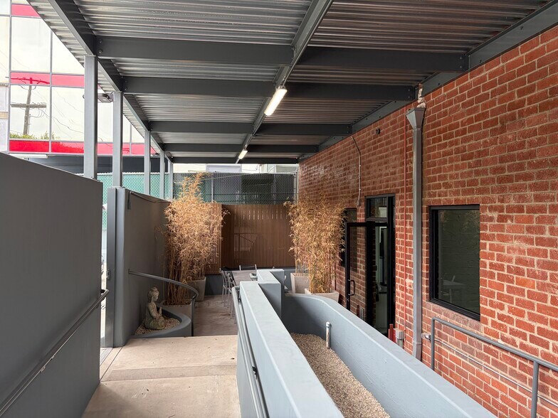More Photos Of 2558 Overland Ave, Los Angeles Office For Lease