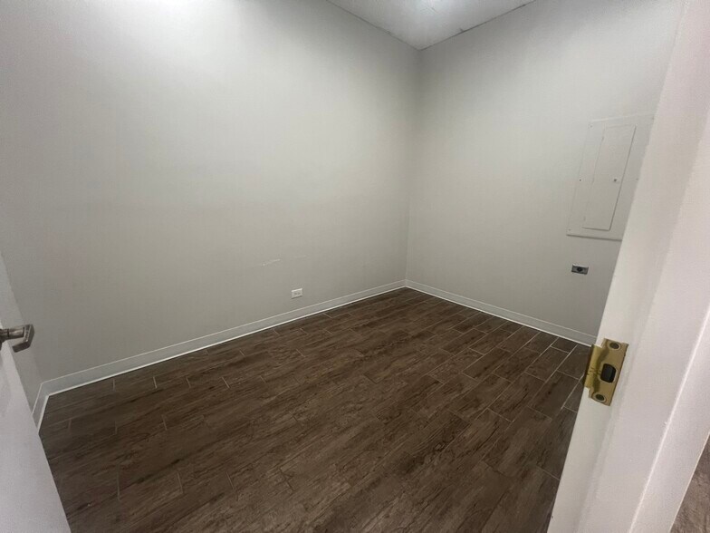 More Photos Of 6040-6080 159th St, Oak Forest General Retail For Lease