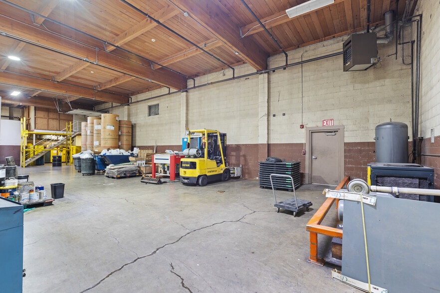 More Photos Of 345 NE Winchester St, Roseburg Light Manufacturing For Lease