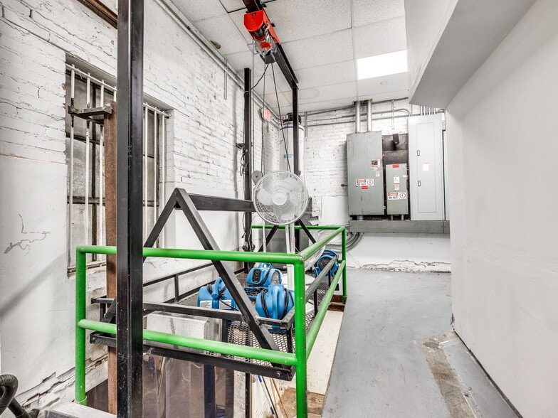 More Photos Of 212 W Main St, Shawnee Storefront Retail Office For Lease