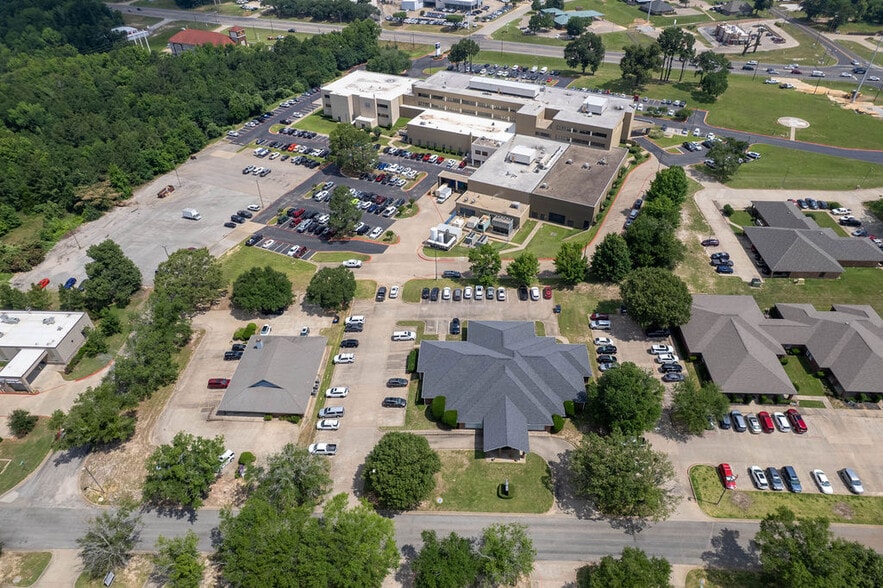 More Photos Of 123 Medical Dr, Palestine Healthcare For Sale