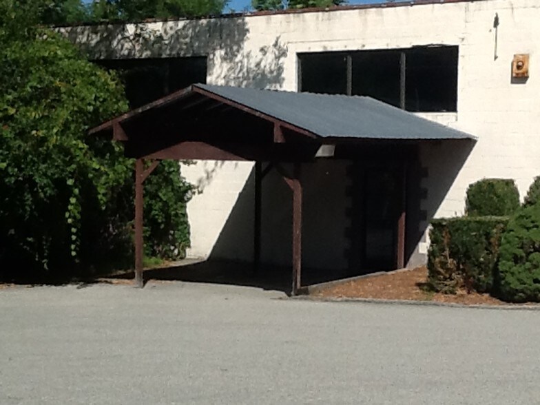 More Photos Of 675 Dutchess Tpke, Poughkeepsie Warehouse For Lease