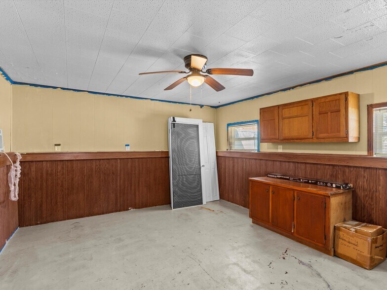 More Photos Of 302 W College St, Enterprise Flex For Sale