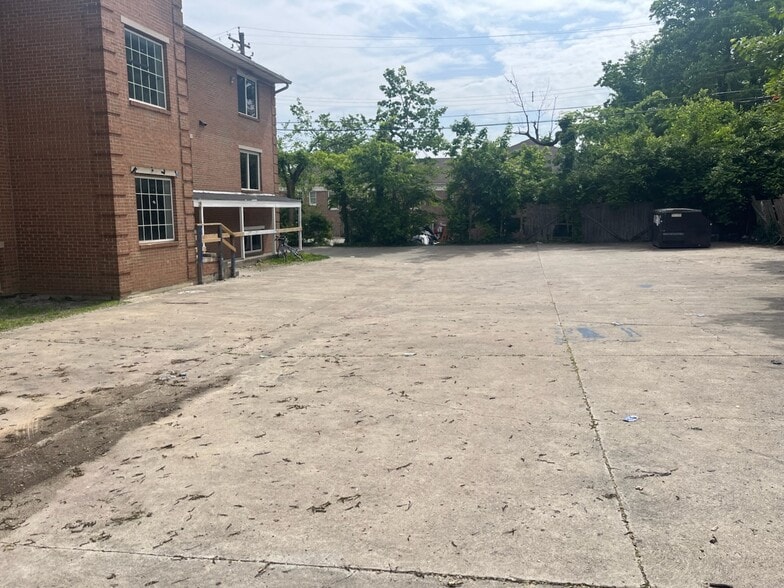 More Photos Of 405 E Vine St, Oxford Sorority Fraternity House For Sale