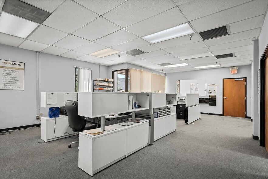 More Photos Of 802-808 Packer Way, Sparks Warehouse For Lease