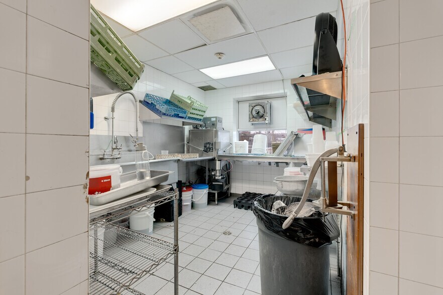 More Photos Of 80-90 Rue Wellington N, Sherbrooke General Retail For Lease