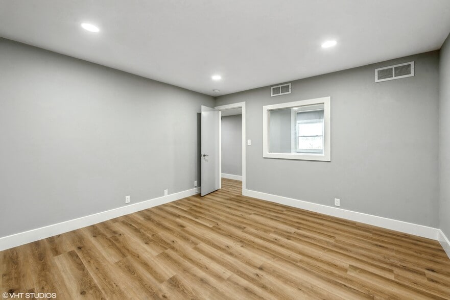 More Photos Of 711 N 1st St, Dekalb Office For Lease