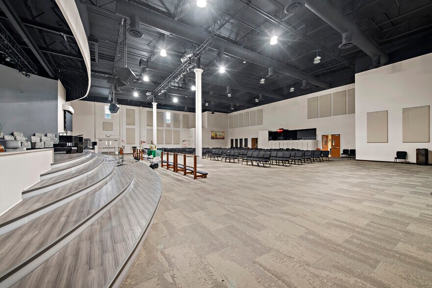 More Photos Of 45 Tesla, Irvine Flex For Lease