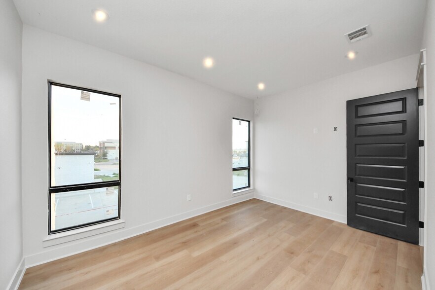 More Photos Of 220 Bella Katy Dr, Katy Office Residential For Lease