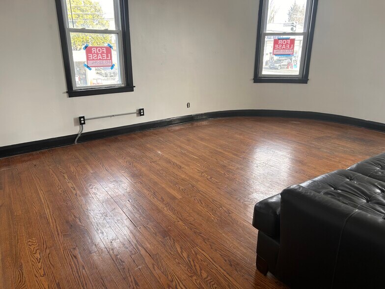 More Photos Of 7915-7917 Harford Rd, Parkville Storefront Retail Office For Lease
